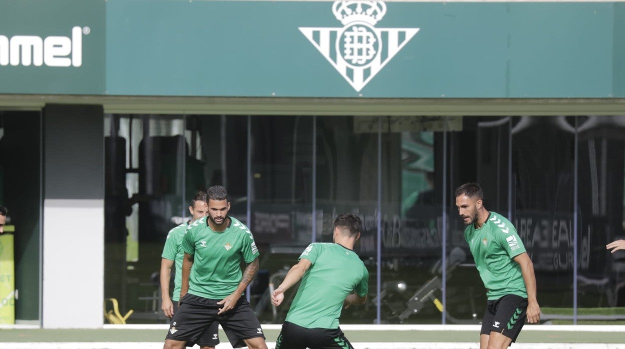 Varios futbolistas del equipo bético, en el entrenamiento de esta mañana