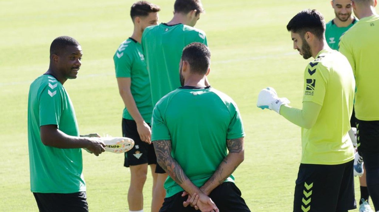 William Carvalho habla con Willian José y Rui Silva durante el entrenamiento del Betis