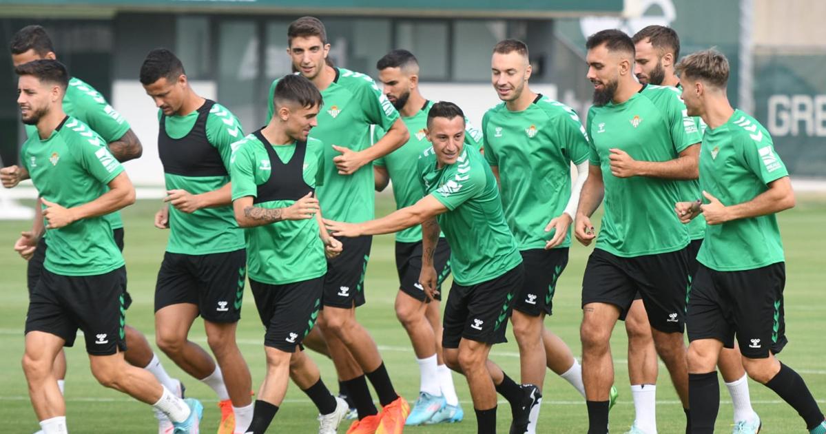 Los jugadores del Betis se ejercitaron este viernes en la ciudad deportiva