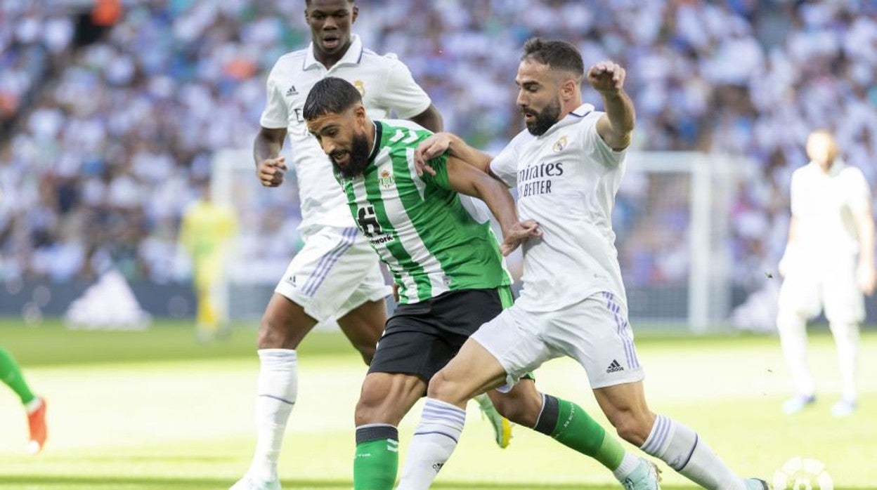 Fekir avanza ante Carvajal en el área durante el Real Madrid - Real Betis