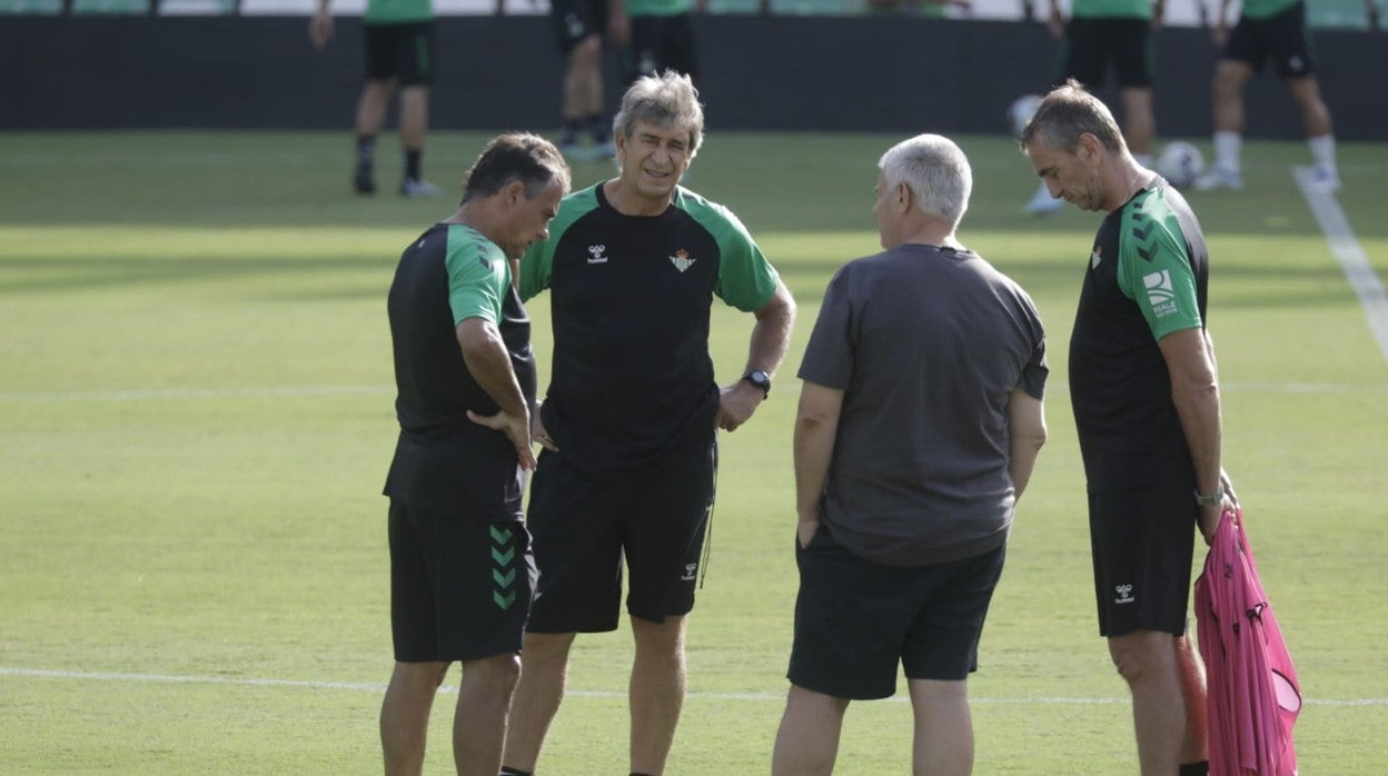 Alexis, Manuel Pellegrini, Antonio Cordón y Rubén Cousillas dialogan durante un entrenamiento del Real Betis la pasada semana