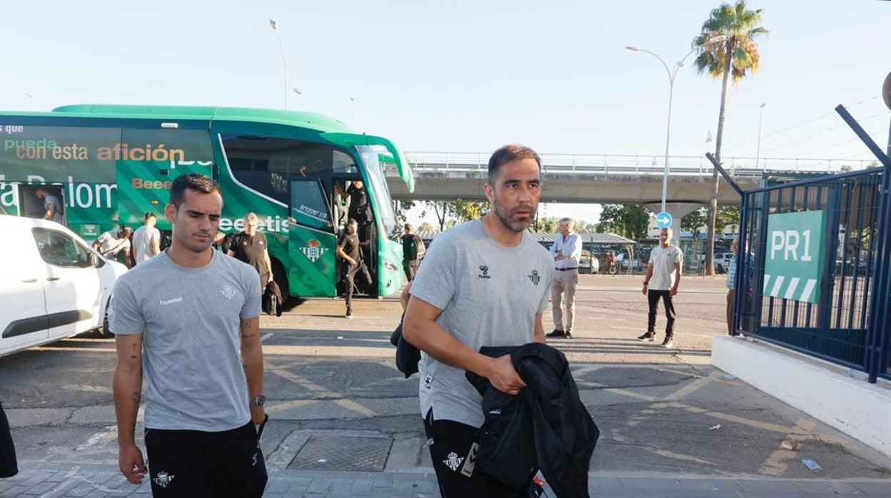 Juanmi y Claudio Bravo, en la salida del Real Betis hacia Helsinki para jugar la Liga Europa