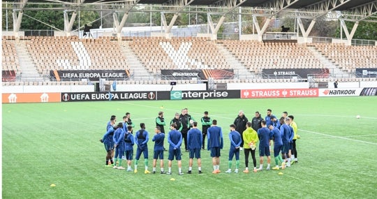 Pellegrini habla con los futbolistas en el entrenamiento en el Bolt Arena