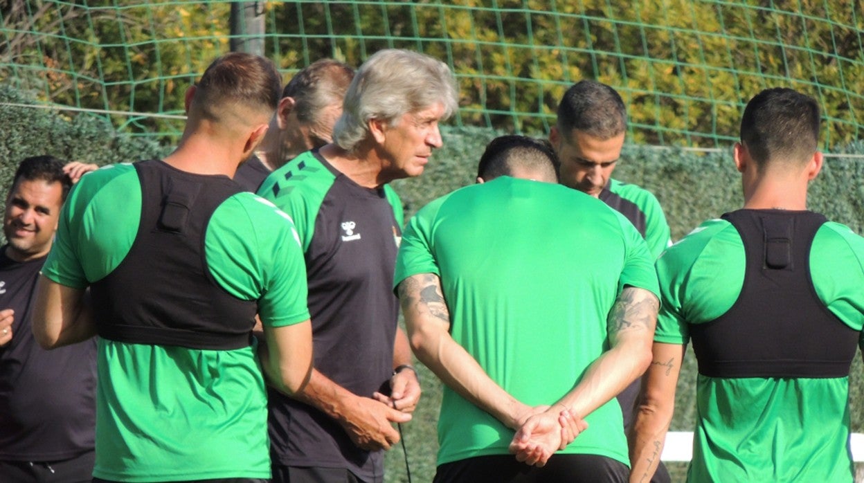 Manuel Pellegrini, dirigiéndose a sus jugadores durante un entrenamiento
