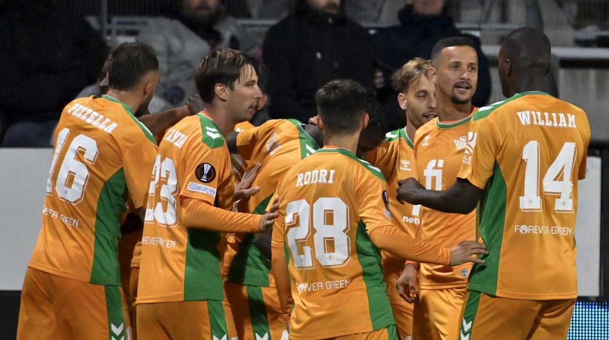 Los jugadores del Betis, festejando uno de los goles en Helsinki