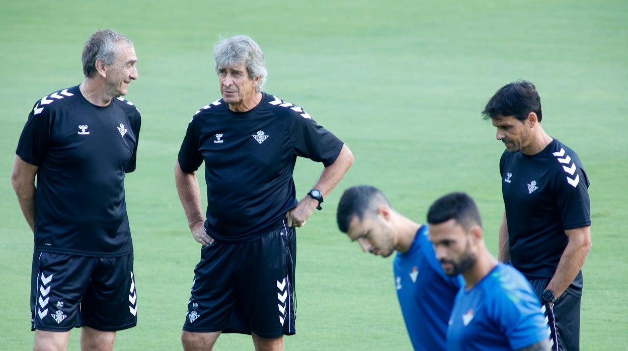 Manuel Pellegrini, en el entrenamiento de esta mañana en el estadio Benito Villamarín