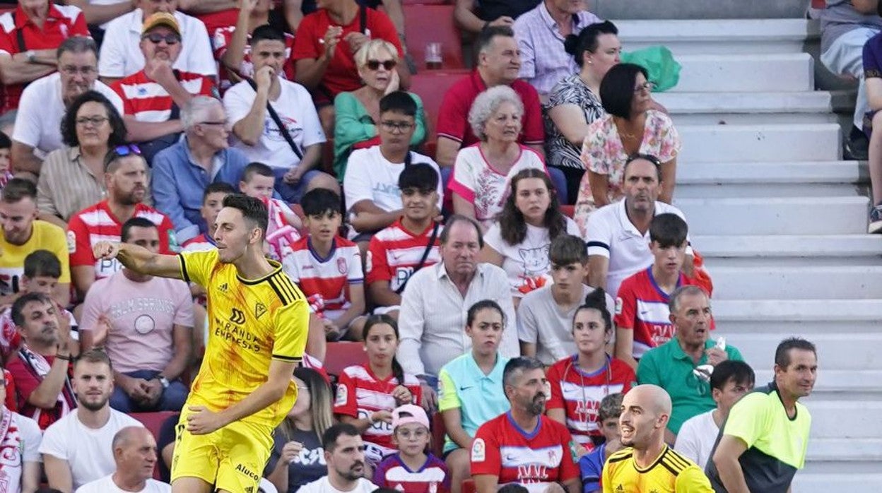 Raúl celebra su gol con el Mirandés en Los Cármenes ante el Granada