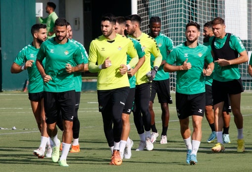 Varios futbolistas del Betis, durante un entrenamiento