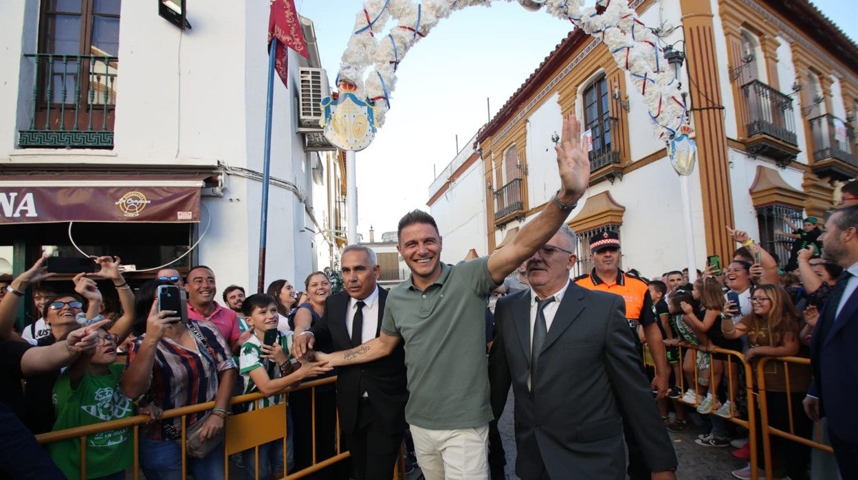 Joaquín saluda a la afición bética congregada en Villaverde del Río