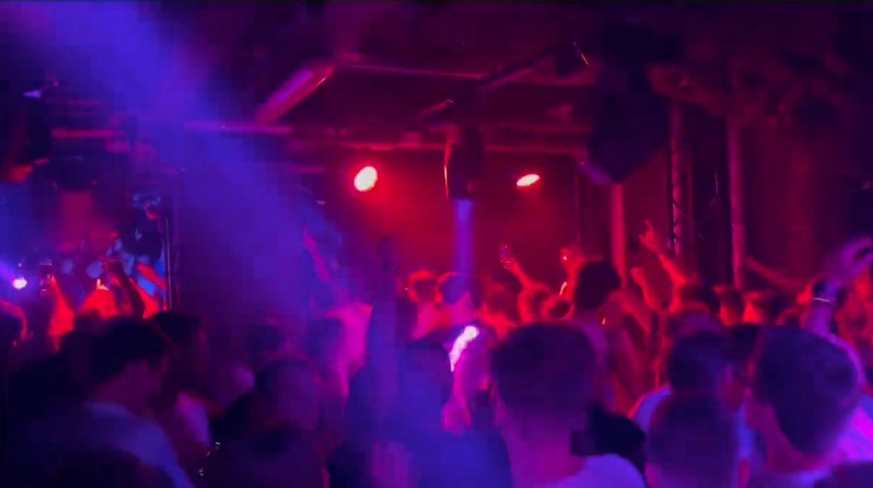 Aficionados béticos tararean «Alma de Dios» en una discoteca de Roma