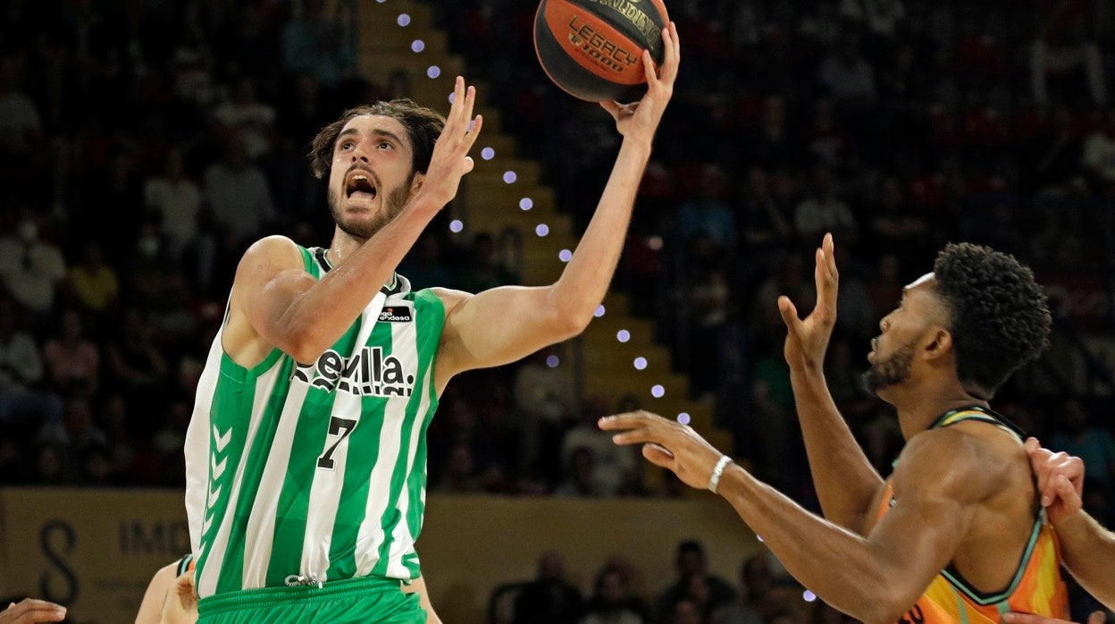 Tsalmpouris, entrado a canasta ante el Valencia Basket