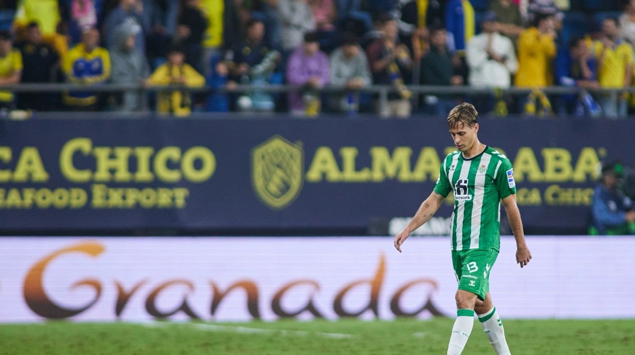 Canales se marcha cabizbajo del Nuevo Mirandilla tras ser expulsado por Mateu Lahoz