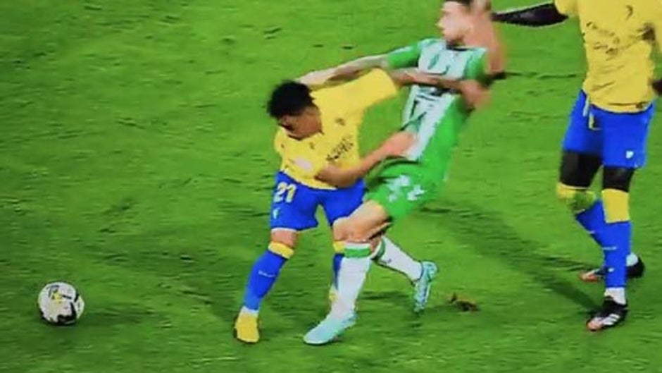 El empujón de Arzamendia a Aitor que Mateu Lahoz no quiso ver como penalti