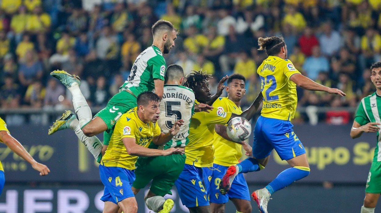 Pezzella salta con Guido Rodríguez ante varios jugadores del Cádiz en una acción ofensiva del Betis en la segunda parte