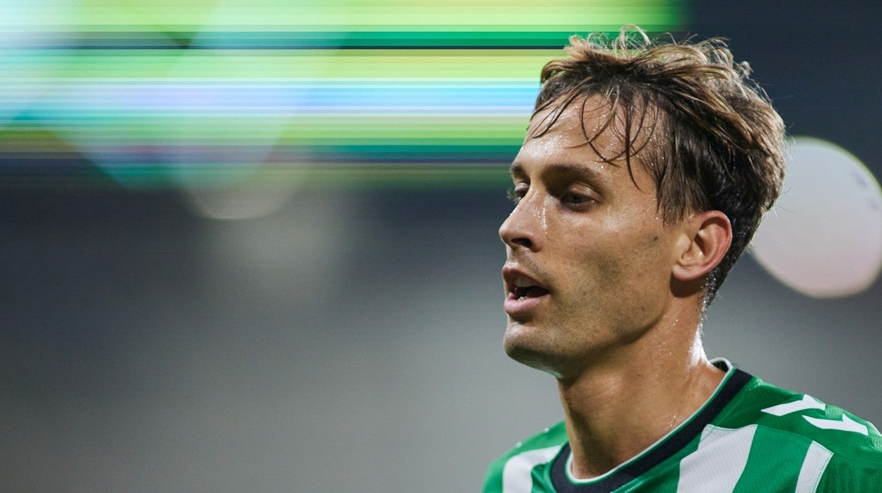 Sergio Canales, en un lance del Cádiz-Betis previo a su expulsión