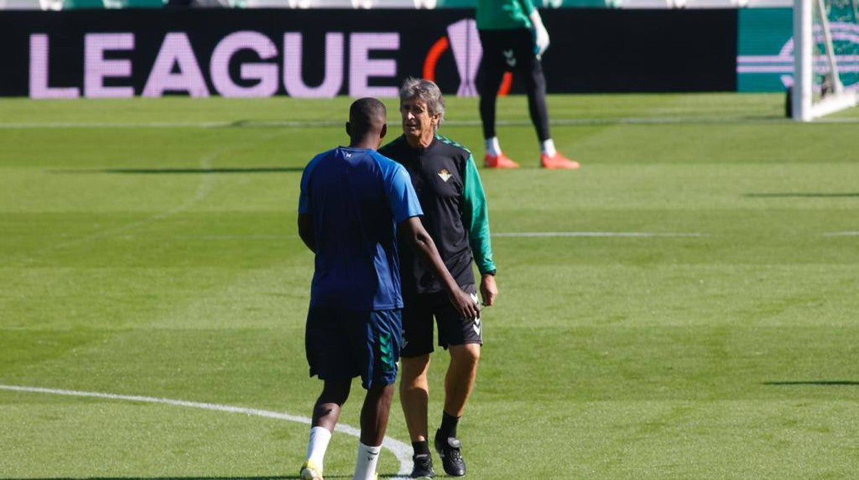 Pellegrini charla con Carvalho durante el entrenamiento de este miércoles