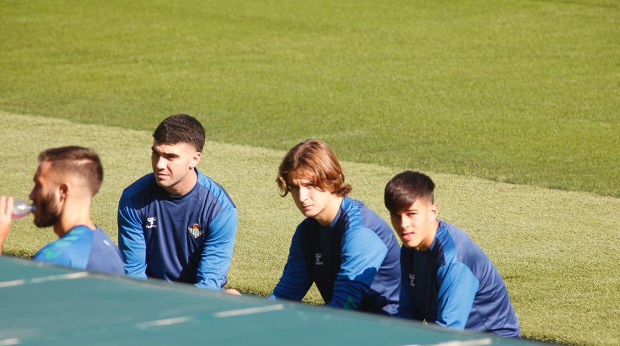 Enrique, Félix y Dani Pérez, minutos antes del inicio del entrenamiento del Betis en el estadio Benito Villamarín