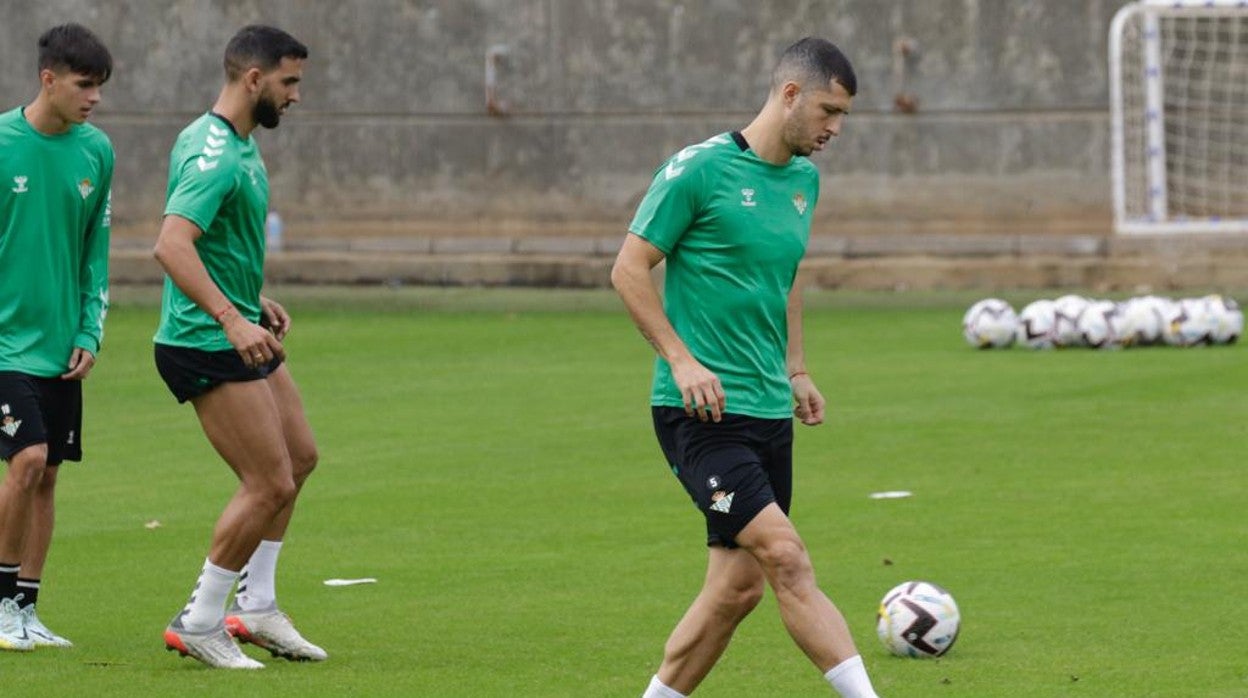 Guido Rodríguez participa con sus compañeros en la sesión de entrenamiento del Real Betis dos días antes del derbi