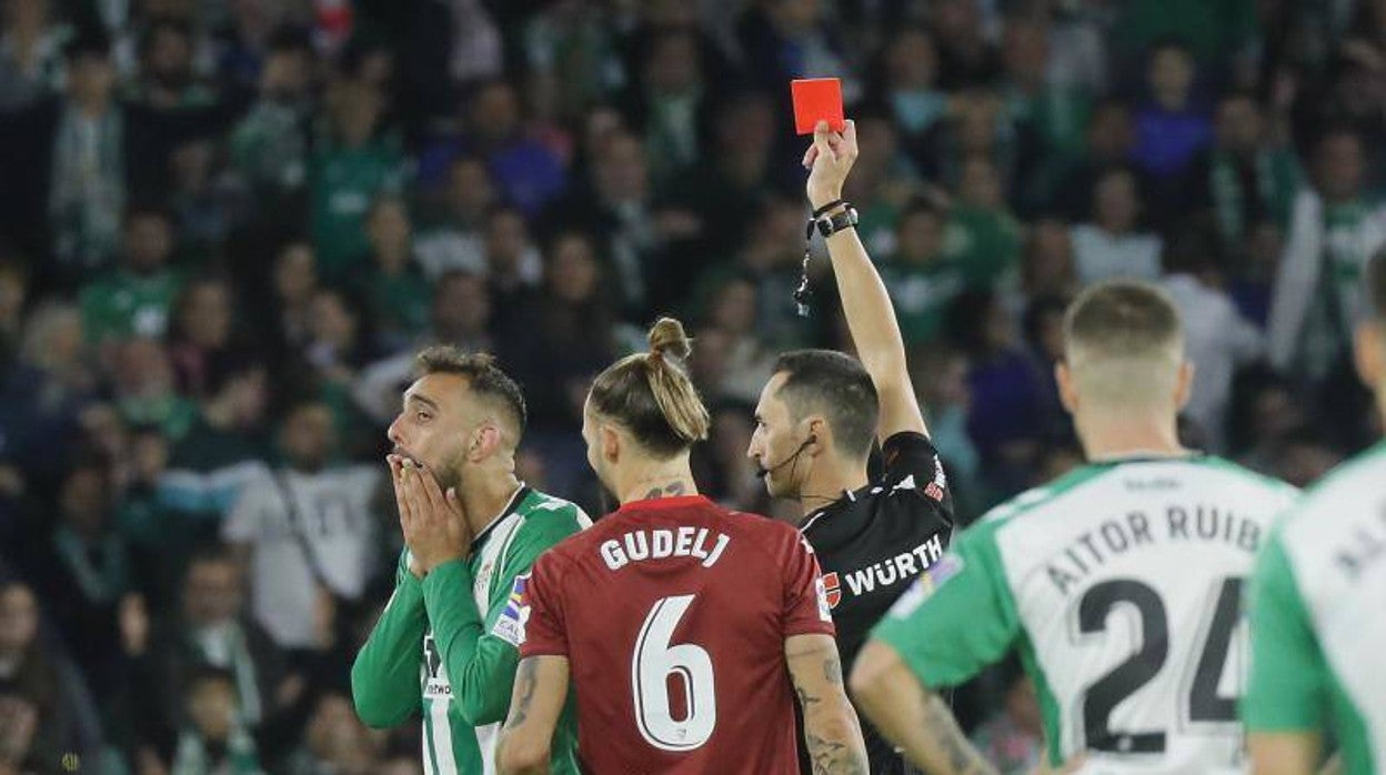 Sánchez Martínez muestra la roja a Borja Iglesias tras su entrada a Jordán