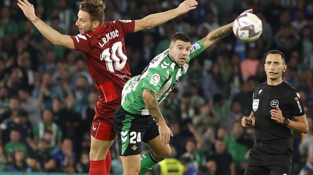 Lance del derbi Betis - Sevilla