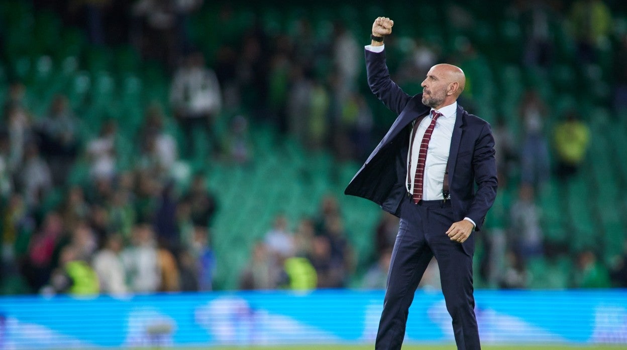 Monchi, puño en alto, saluda a los sevillistas desplazados al Benito Villamarín para El Gran Derbi