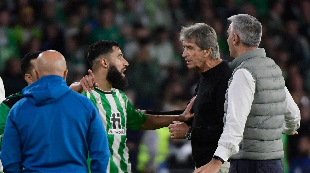 Fekir dialoga con Pellegrini y el delegado, Víctor Antequera, tras ser expulsado en el derbi Betis - Sevilla