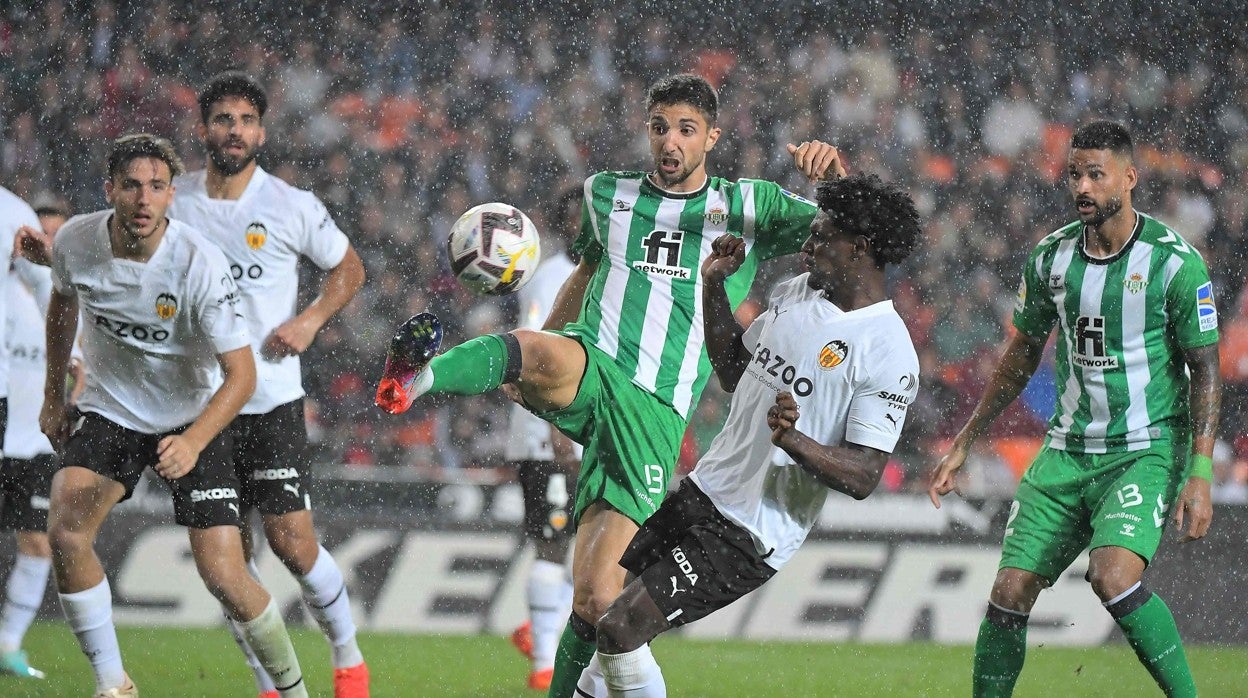 Edgar trata de hacerse con el balón ante la presión de un jugador valencianista
