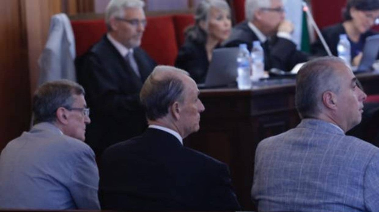 Lopera, en el banquillo, entre Guillermo Molina y Javier Páez