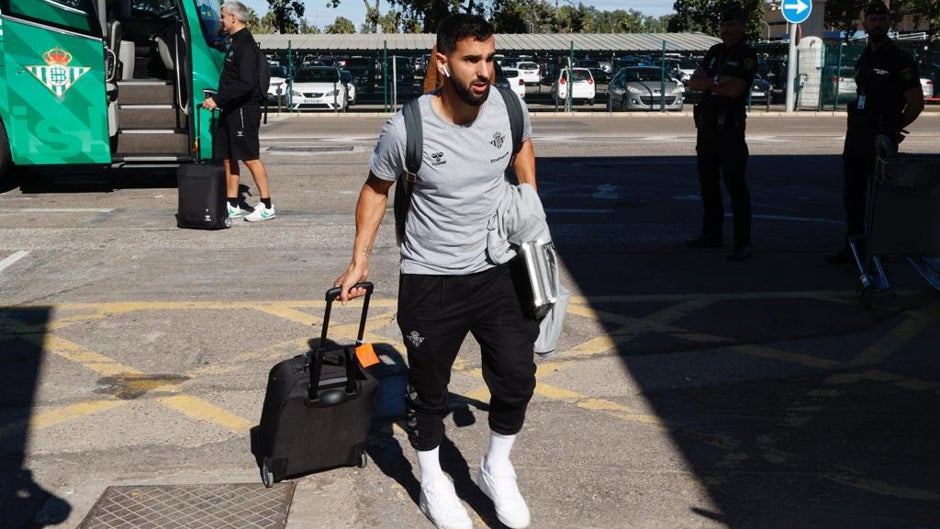 El Betis busca las salidas en enero de Montoya y Loren para aligerar masa salarial