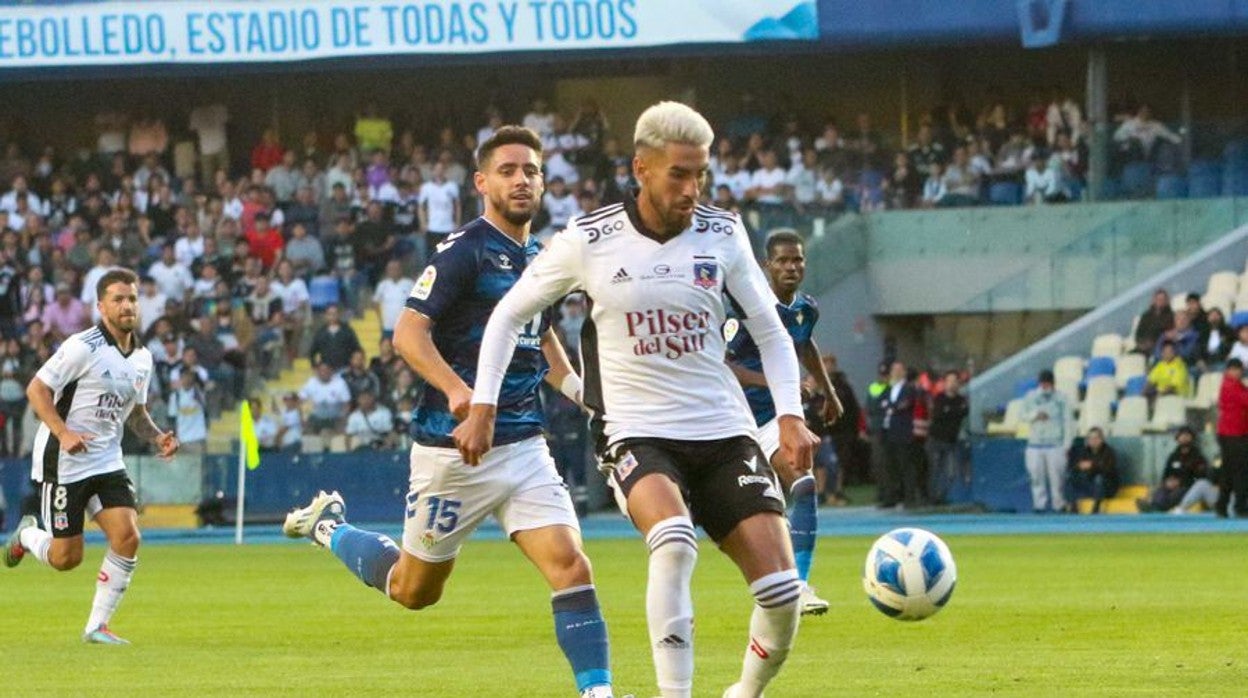 Álex Moreno corre tras el local Lucero, autor de dos goles en el partido