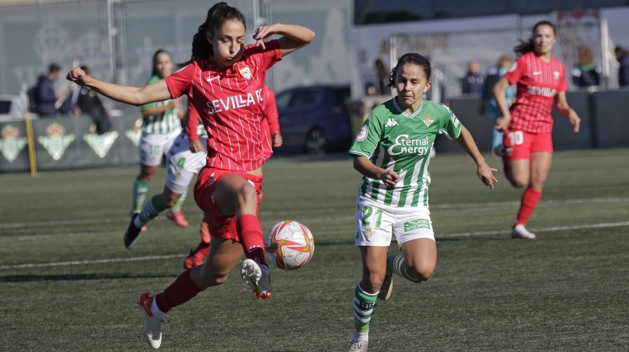 Ana Franco y Paula Perea disputan un balón en el derbi Betis - Sevilla de la pasada campaña