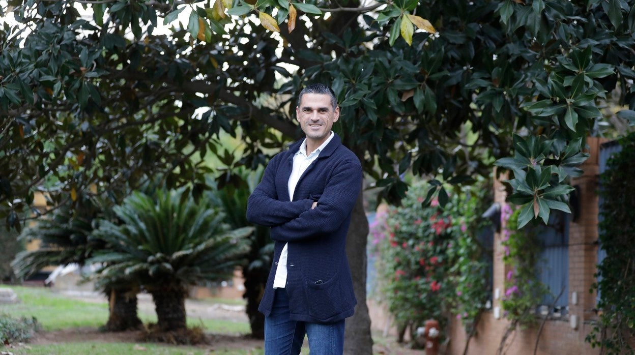 Juanito posa en el jardín de entrada al edificio de ABC en Sevilla