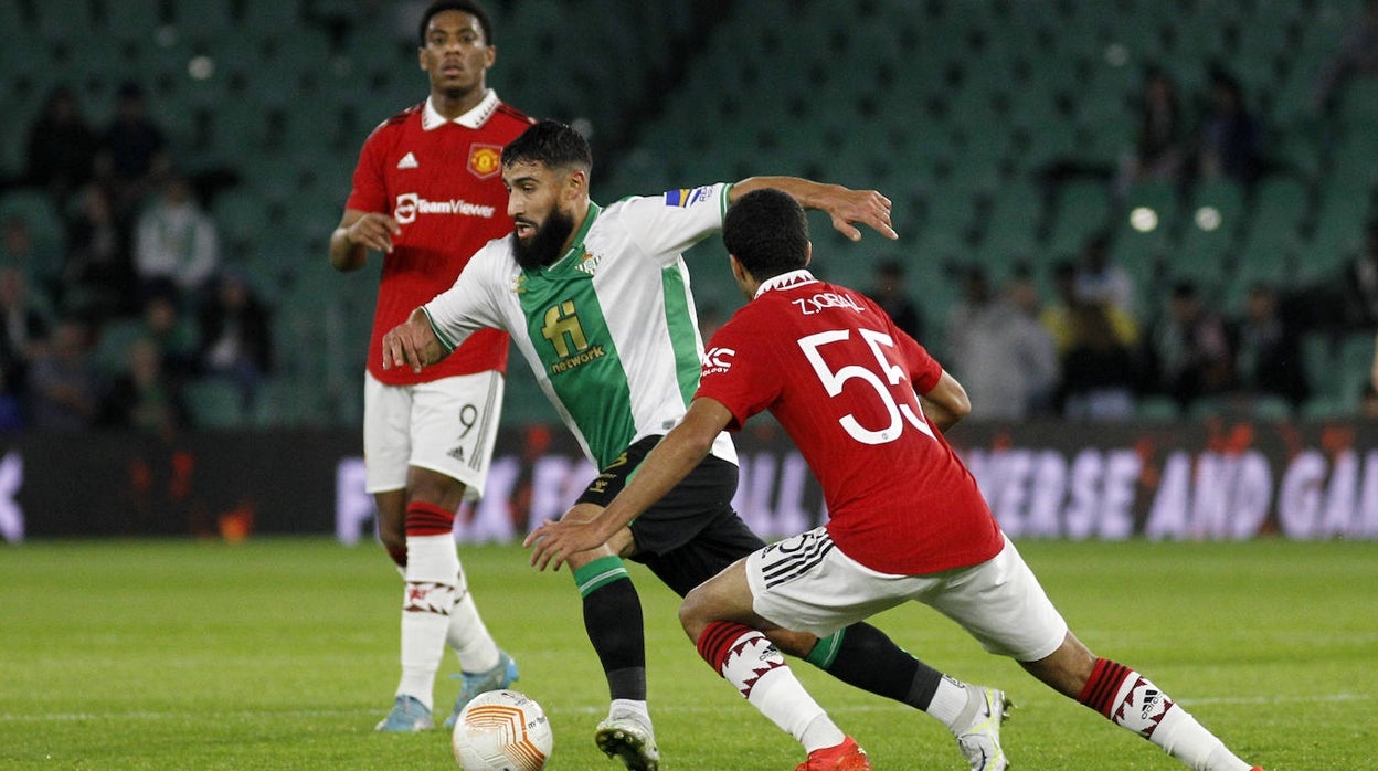 Anthony Martial y Zidane Iqbal persiguen con la mirada a Fekir