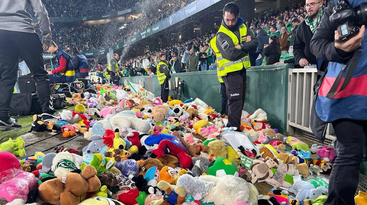La lluvia de peluches en el Villamarín en el descanso del Betis - Athletic