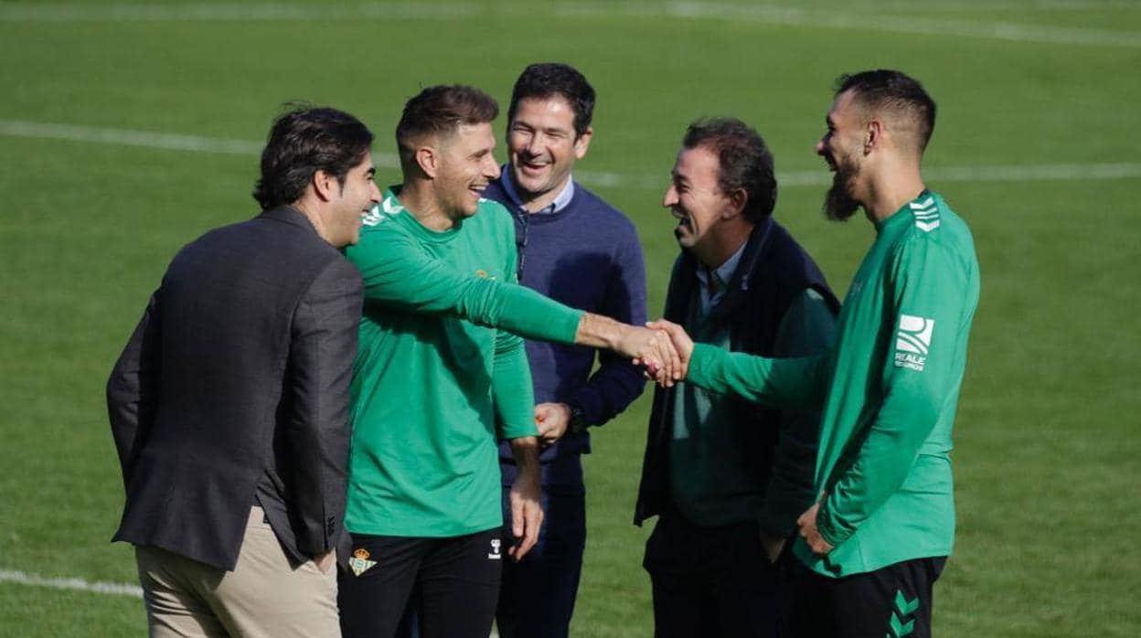 Borja Iglesias saluda a Joaquín ante Haro, Alarcón y Catalán tras un entrenamiento del Betis