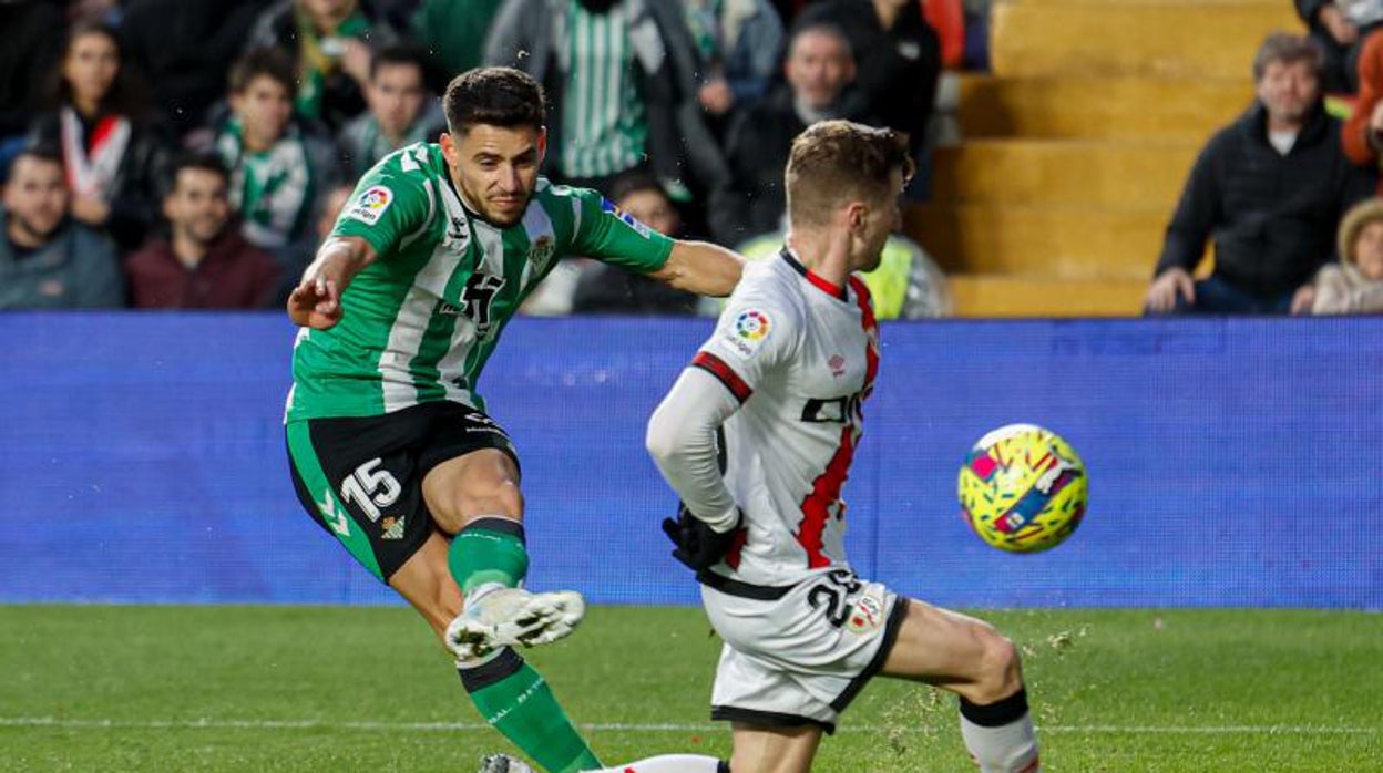 Álex Moreno centra un balón en el duelo frente al Rayo
