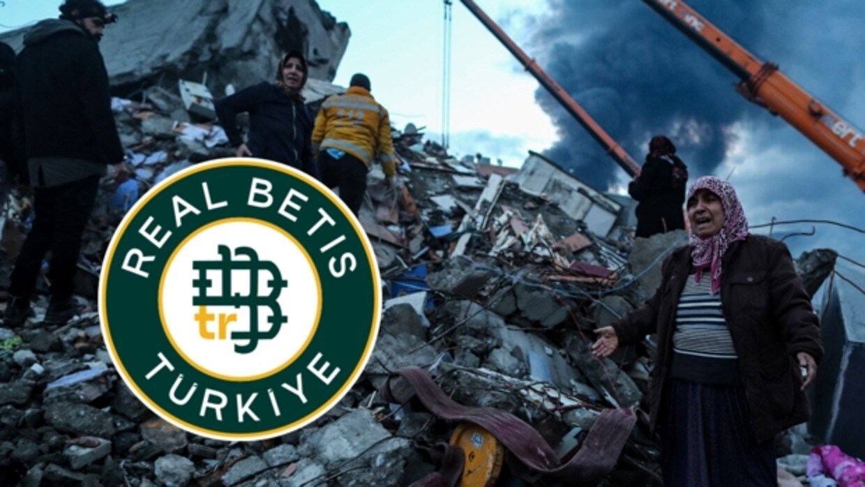 Junto al escudo superpuesto de la cuenta del Betis en Turquía, una mujer se lamenta en Hatay mientras varios civiles rebuscan entre los escombros