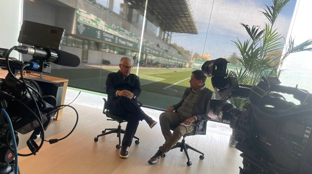 Antonio Cordón atiende a los medios oficiales del Betis desde su despacho en la ciudad deportiva Luis del Sol