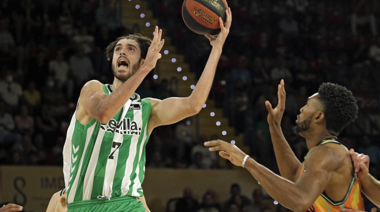 Tsalmpouris, en un partido con el Betis Baloncesto