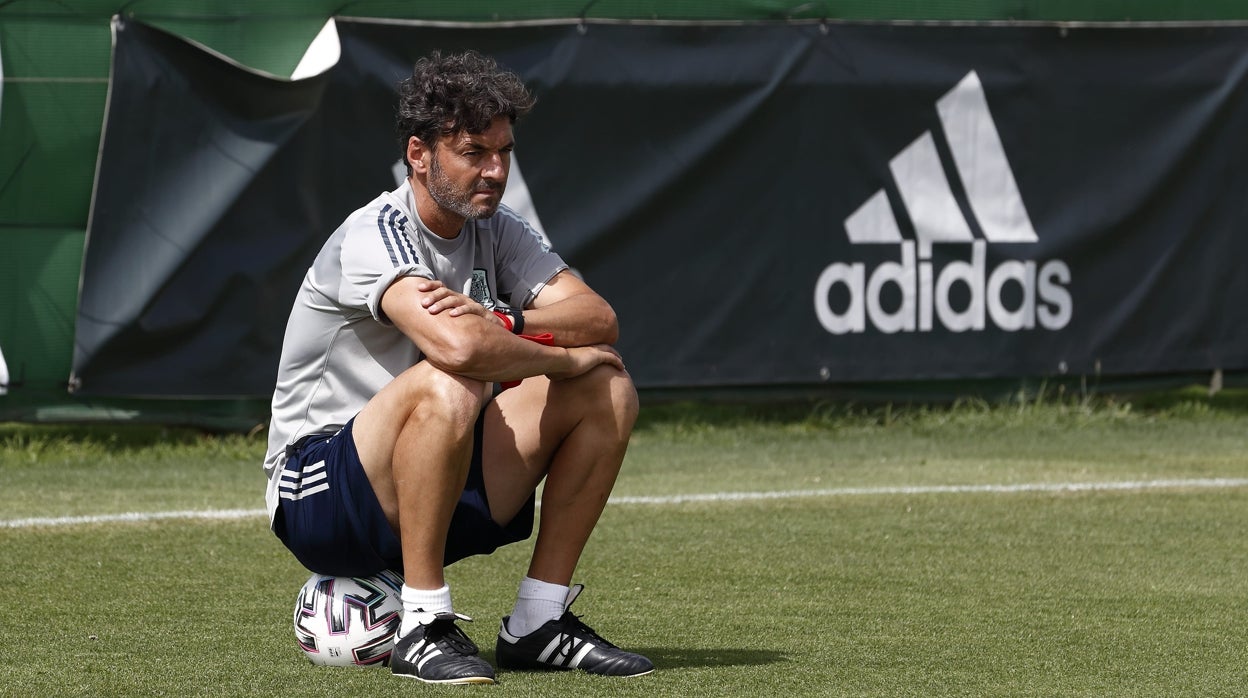 Atiende un entrenamiento con la sub 19 Santi Denia cuando se hacía cargo de dicha selección
