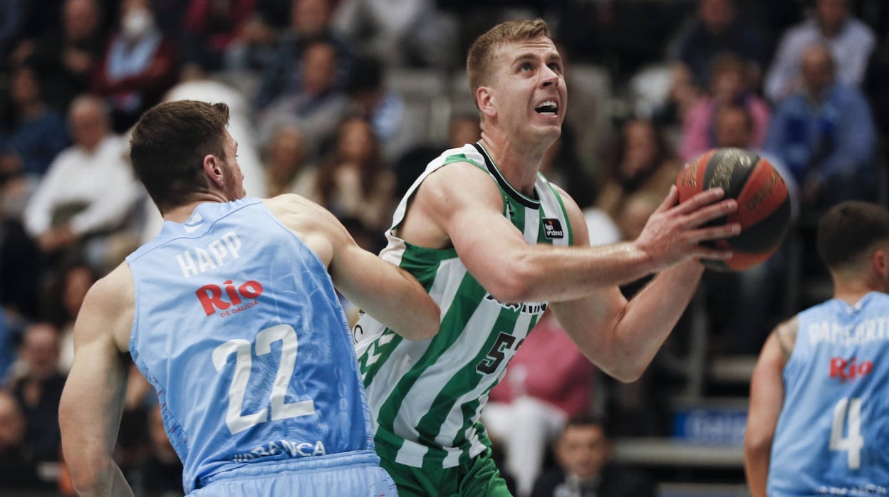 Gerun, en una maniobra a canasta en el Río Breogán - Betis Baloncesto