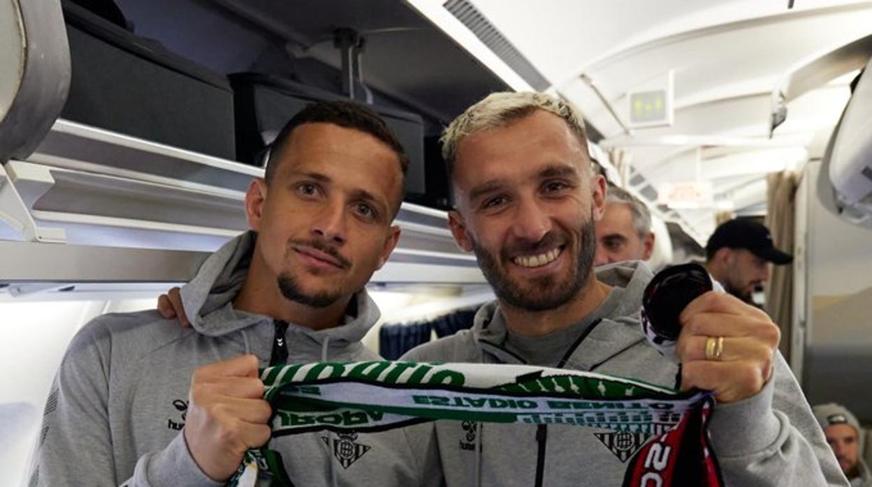 Luiz Felipe y Pezzella, en el viaje de la expedición del Betis a Mánchester
