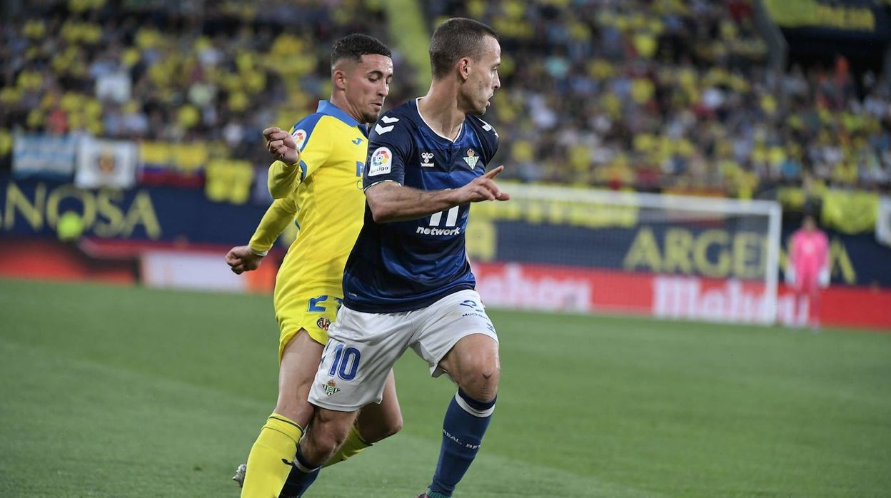 Canales avanza ante Yéremi durante el Villarreal - Betis