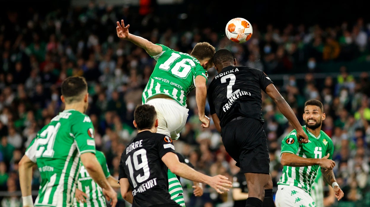 Pezzella y Ndicka buscan el balón en el Betis-Eintracht de la Liga Europa 21-22