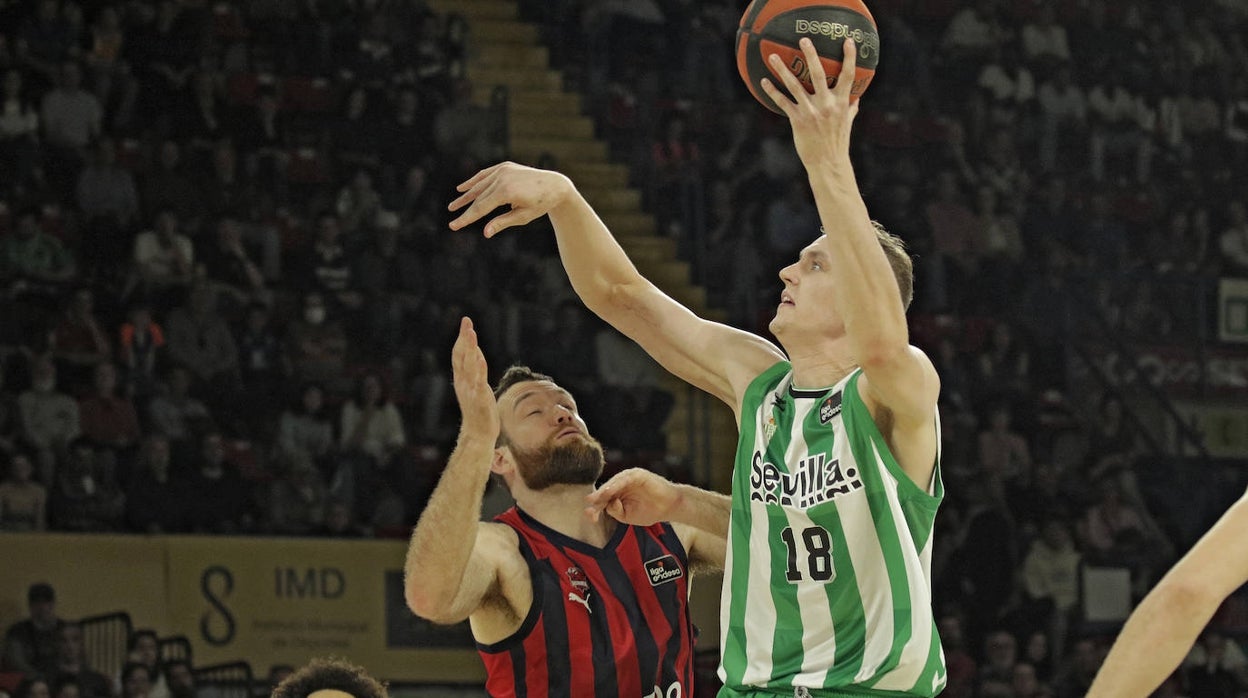 Pasecniks, lanzando un gancho en el partido jugado frente al Baskonia