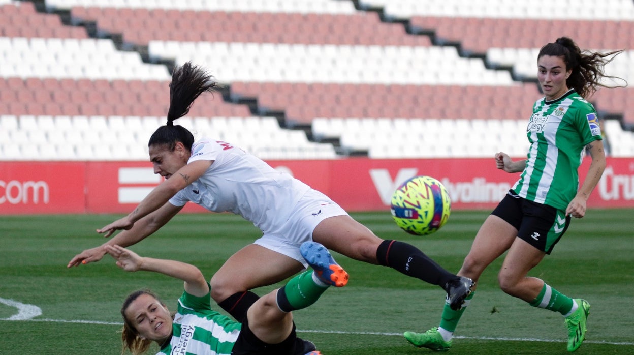 Leire derriba a Martín-Prieto en un lance del derbi Sevilla FC Femenino - Real Betis Féminas