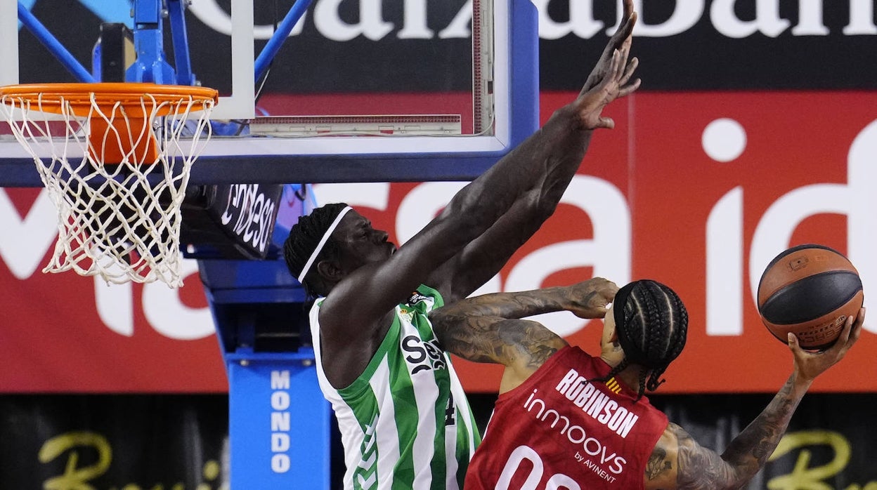 Sylla, tratando de taponar a Robinson en el BAXI Manresa - Betis Baloncesto