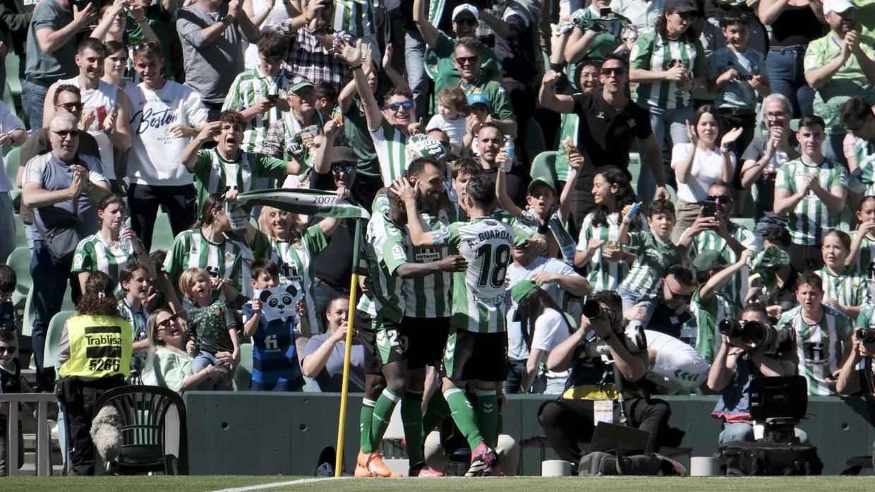 Borja Iglesias celebra con Guardado el tanto que le sirvió al Betis para derrotar al Mallorca en el Villamarín