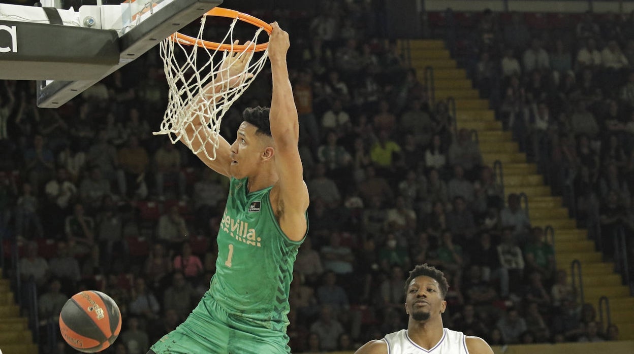 Tyson Pérez encesta mediante un mate en el Betis Baloncesto - Unicaja