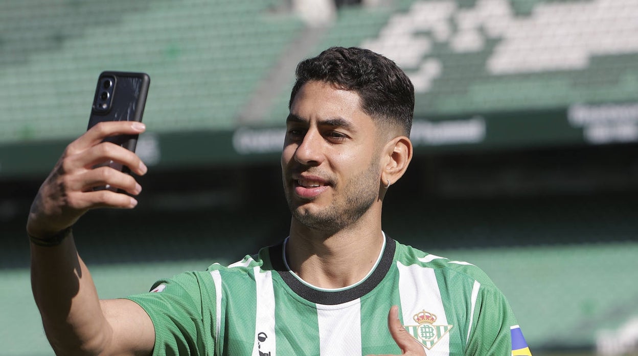 Ayoze, el día de su presentación con el Betis